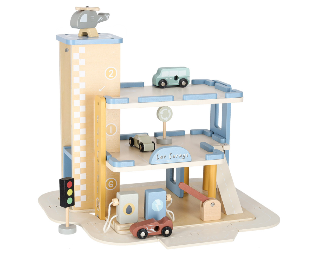 Lapsed mängimas puidust kahekorruselise parkimismajaga.