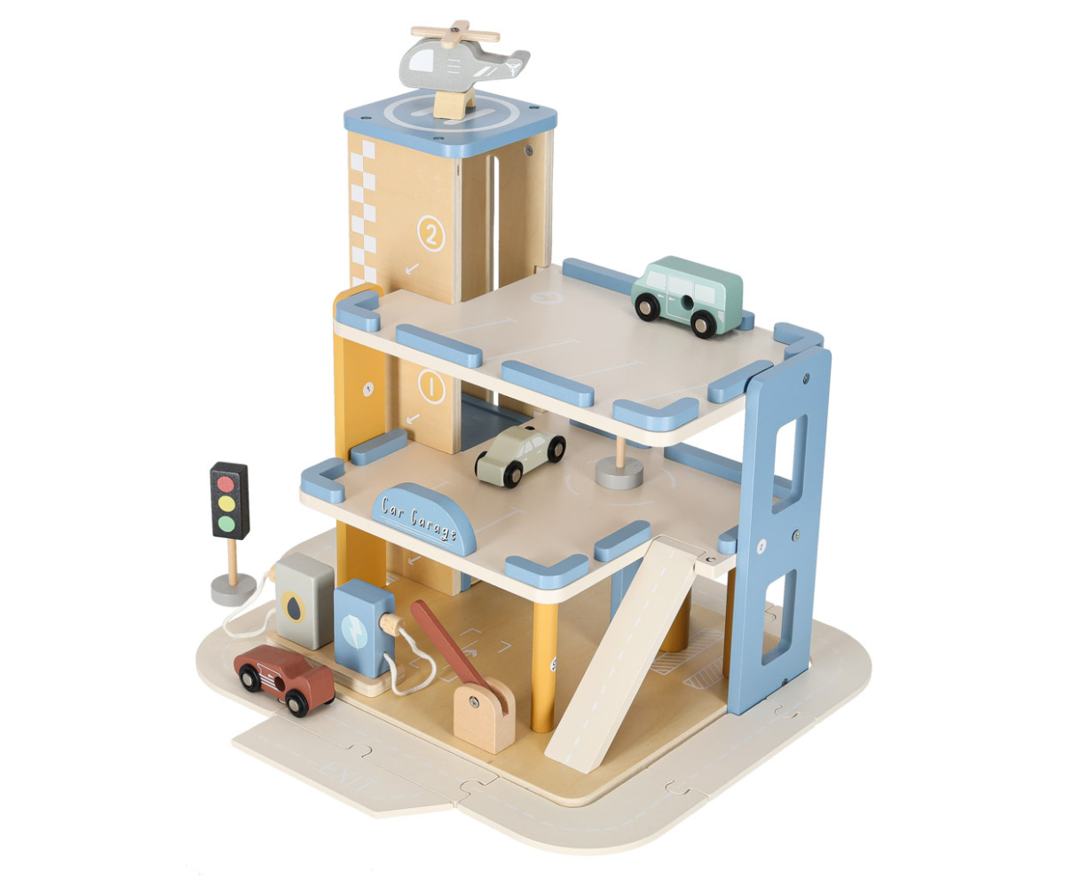 Garaaži liikuv lift tõstab väikest puidust autot ülemisele korrusele.