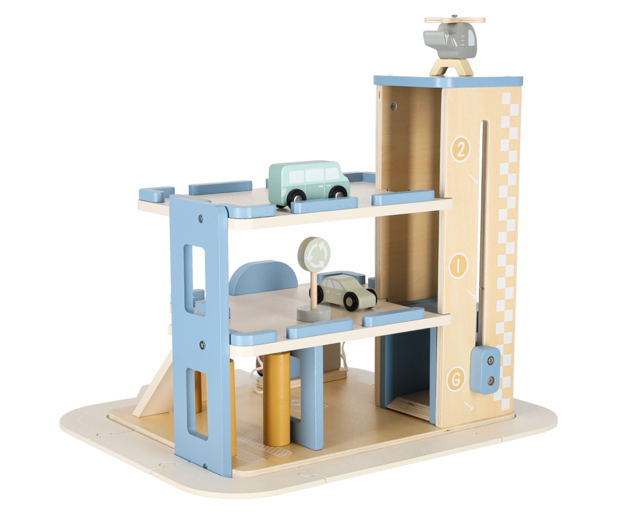 Tankla ja parkimismaja alumine korrus detailsete liiklusmärkidega.