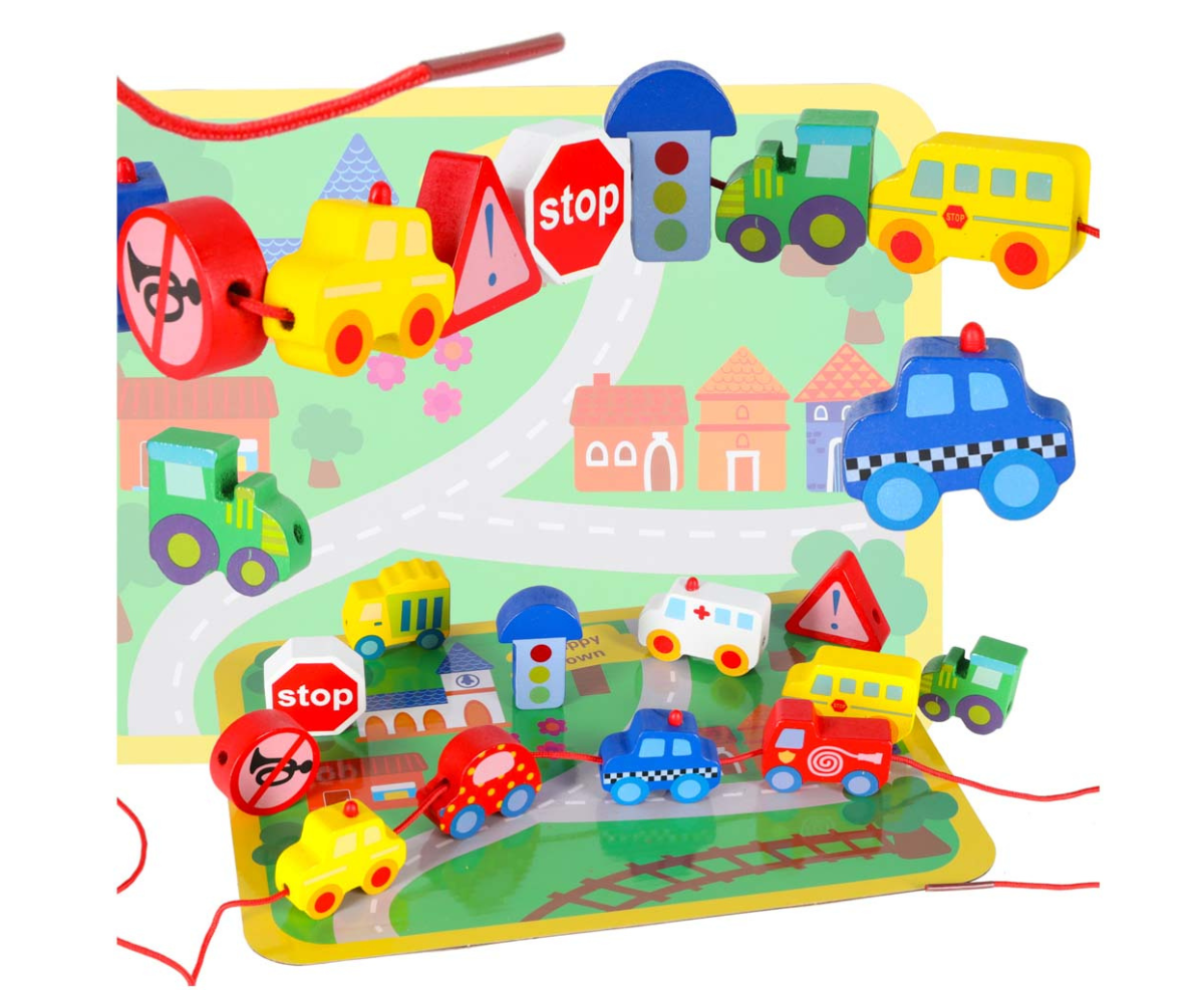 Värvilised puidust autod ja liiklusklotsid nöörimismängu tahvlil.