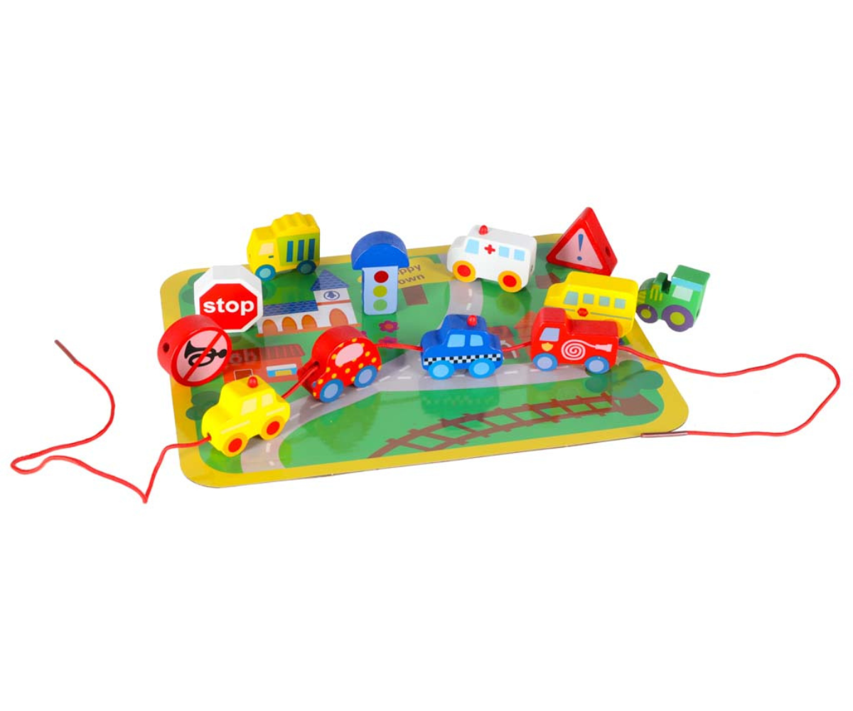 Laps ajab puidust autosid ja liiklusmärke nöörile.