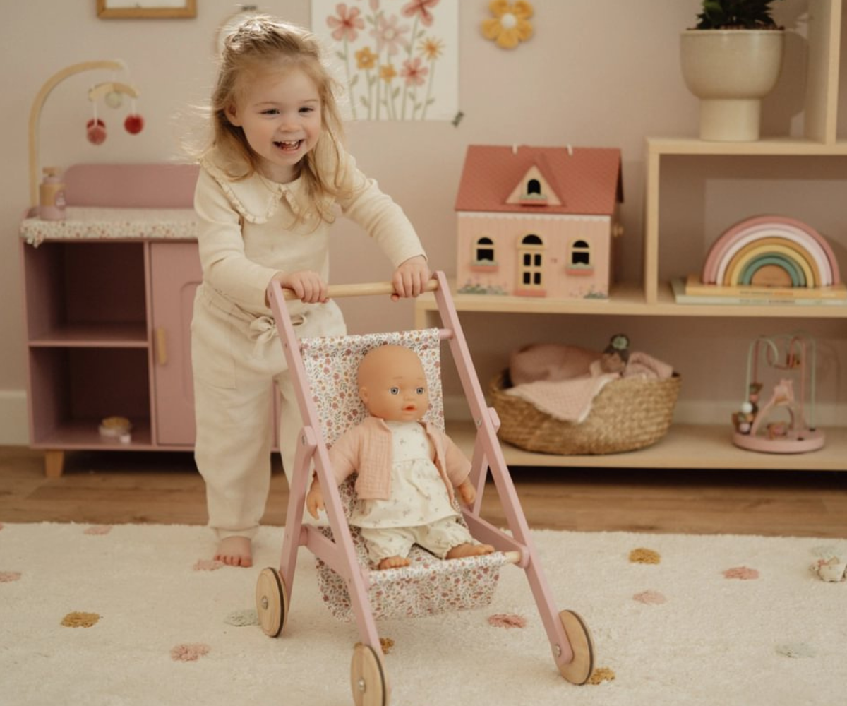 Nukukäru külgvaade, esile toodud puidust raam ja kummirattad.