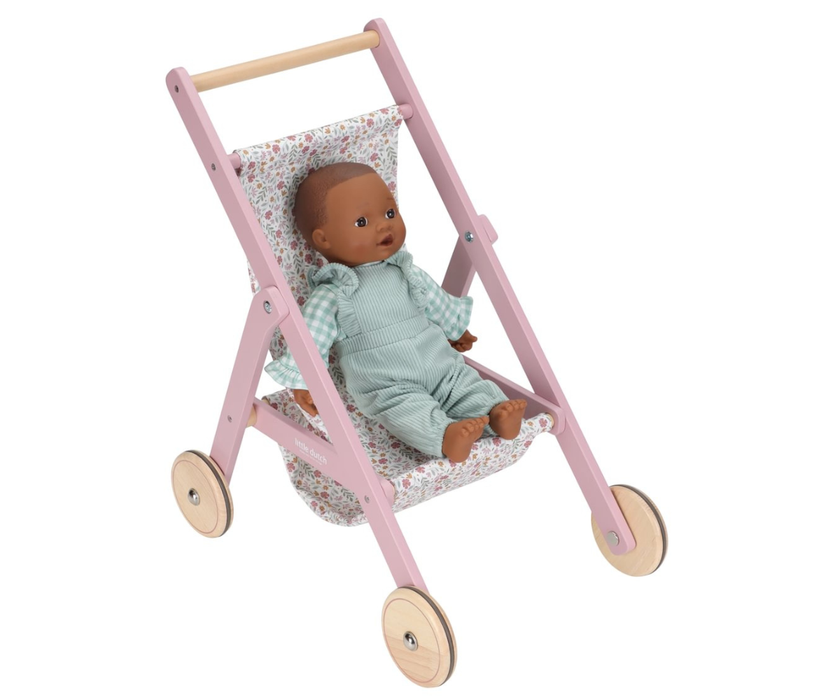 Detailne foto nukukäru kangast korvist ja lillelisest mustrist.