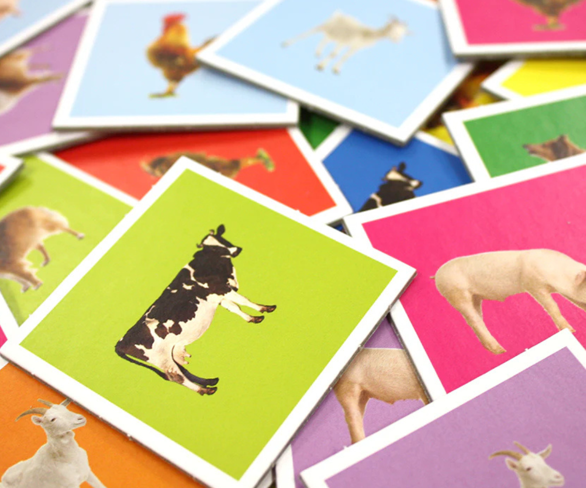 Lapsed mängimas Farmiloomade Loto lauamängu