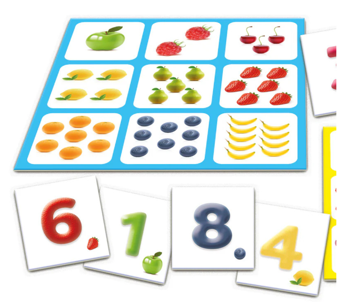 Lapsed mängimas numbrite ja puuviljade loto mängu laua taga.