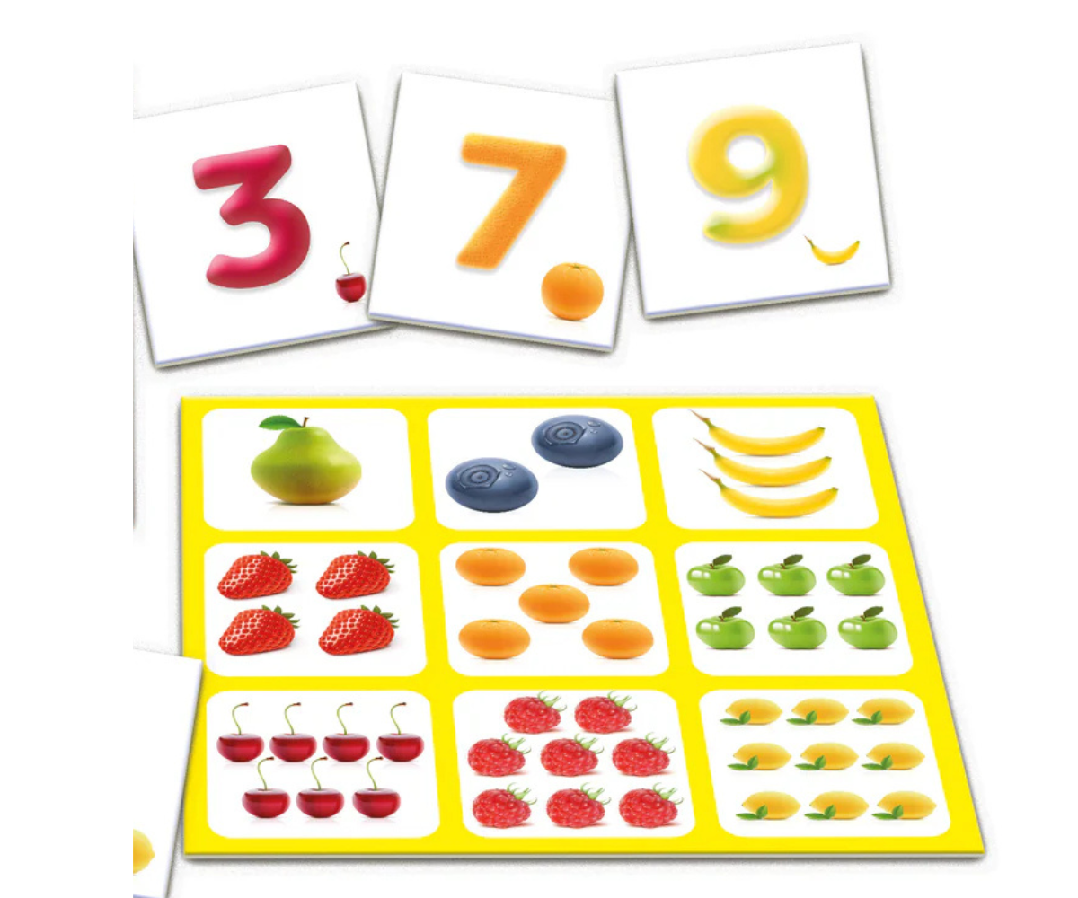 Värvilised lototahvlid ja pildikaardid laotatuna mängimiseks valmis.