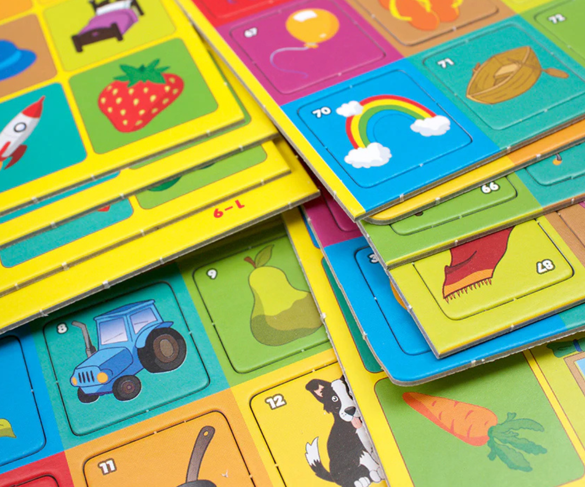 Lapsed mängimas Pildiloto mängu, täites oma tahvleid piltidega.