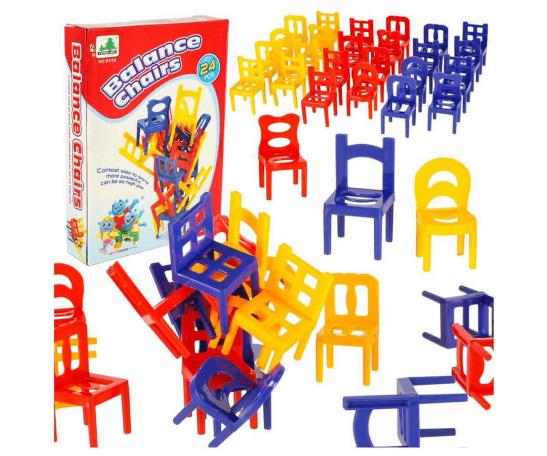 Kolmevärvilised plastiktuolid virnastatuna kõrgeks torniks tasakaalumängus.
