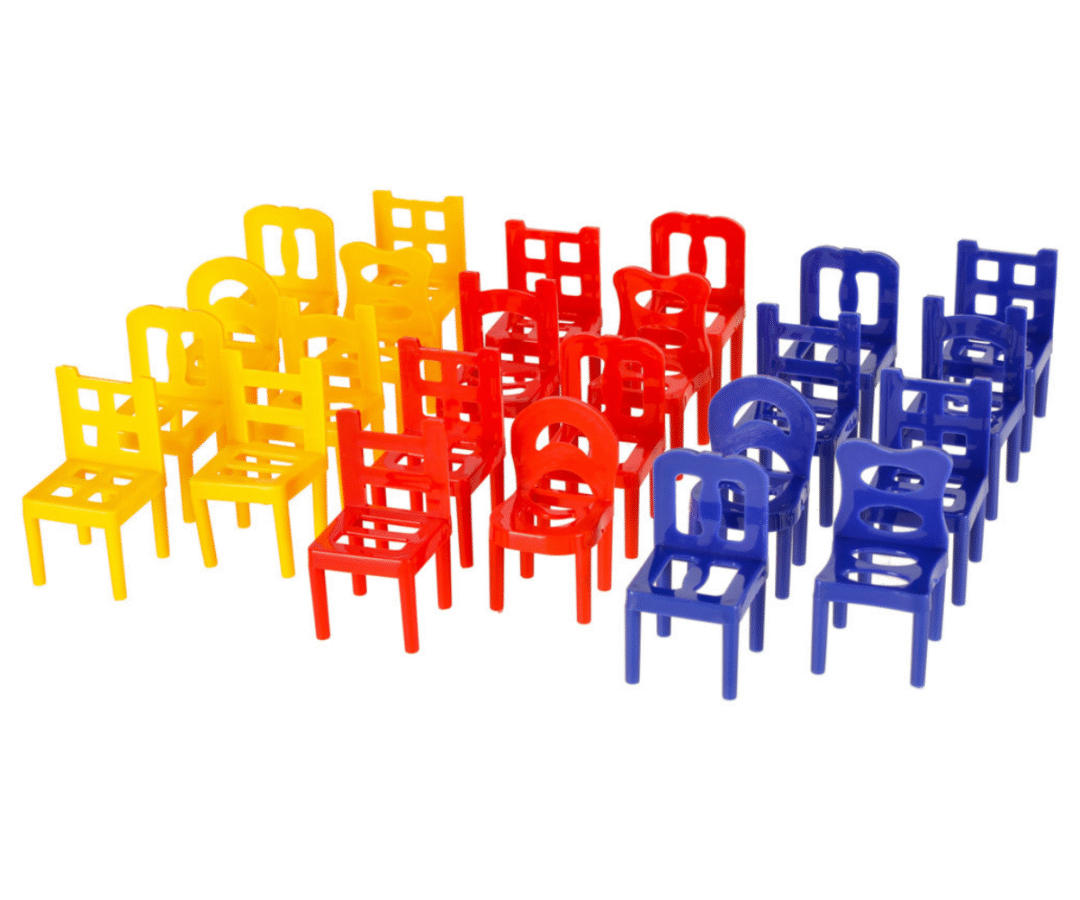 Lapsed mängivad osavusmängu “Toolid”, asetades toole üksteise peale.