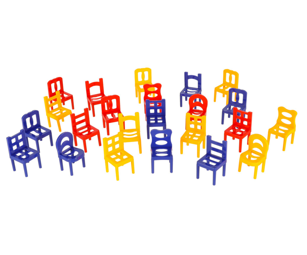 Lähipilt värvilistest plasttoolidest, mis kuuluvad mängukomplekti.