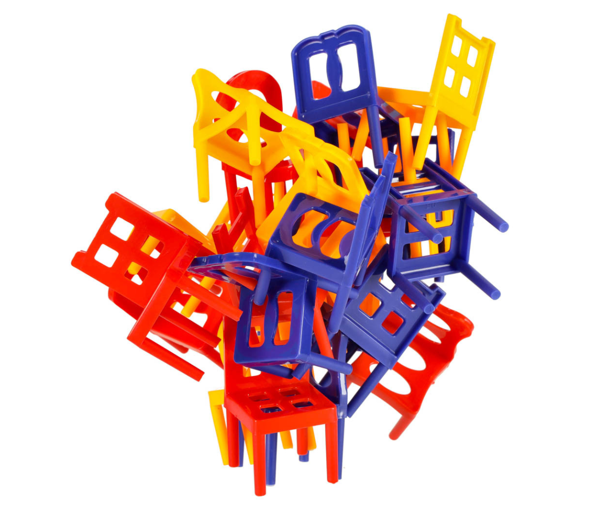 Punased, sinised ja kollased toolid laiali laotatuna enne mängu algust.