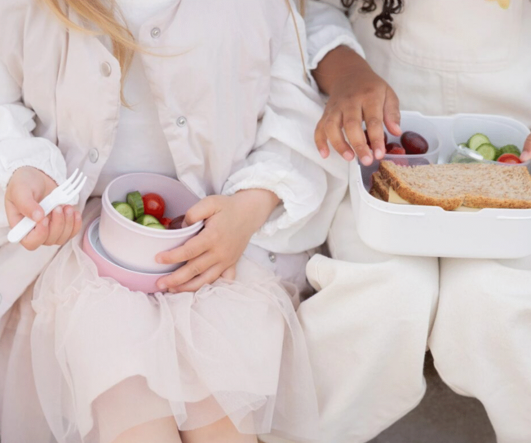 Kokku pandud Fairy Garden toidutops koos kaane ja kahvliga, valmis kasutamiseks.