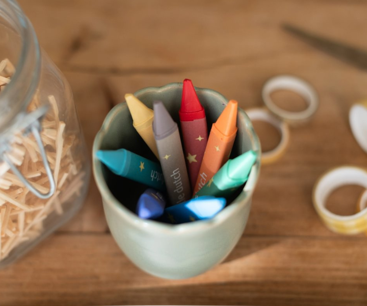 Laps joonistamas Jim & Friends Little Dutch vahakriitidega.