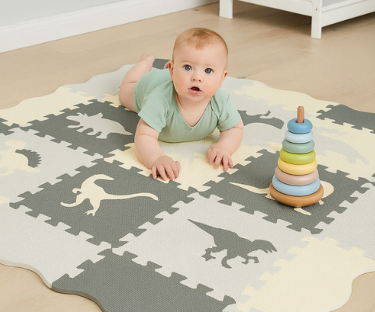 Laps mängimas Kruzzel pehmel puslematil dinosauruste motiividega