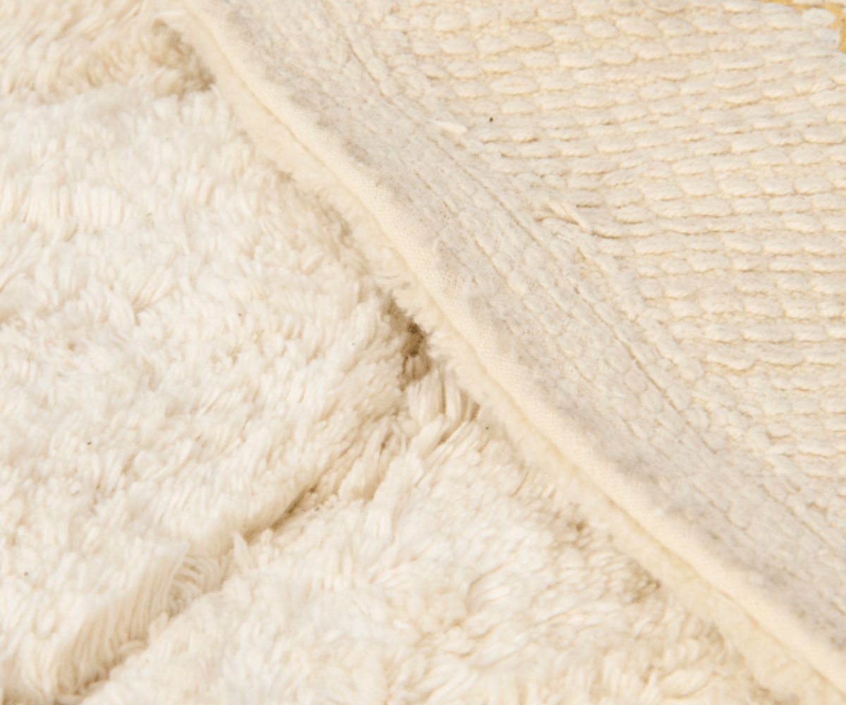 Laps mängimas Little Dutch Haneke vaibal lastetoas