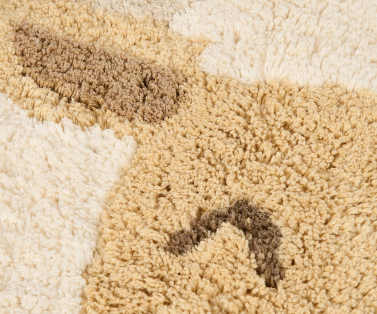 Laps mängimas Little Dutch lambavaibal lastetoas