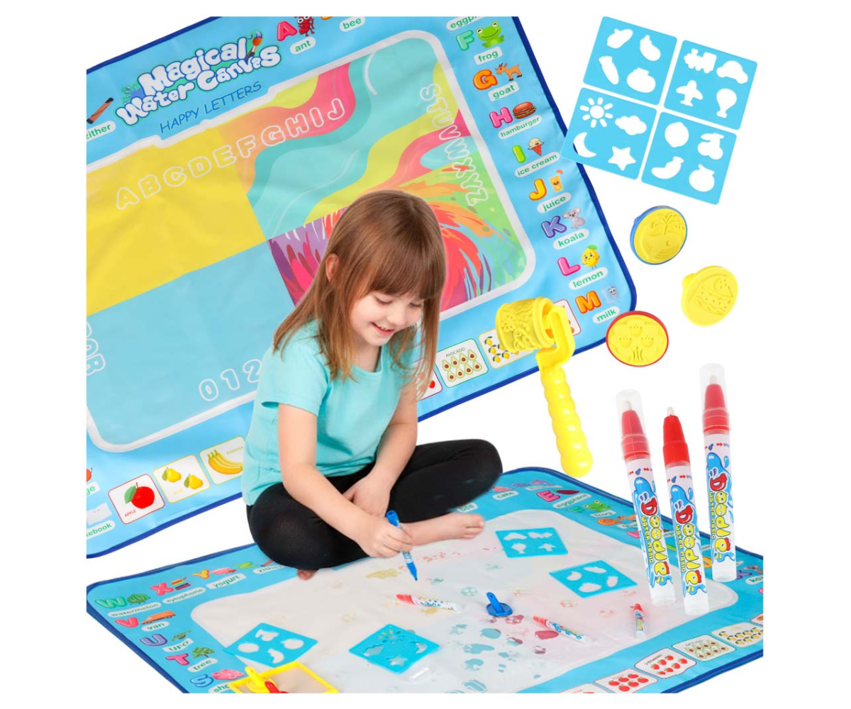 Laps joonistab veematile värviliste veemarkritega.