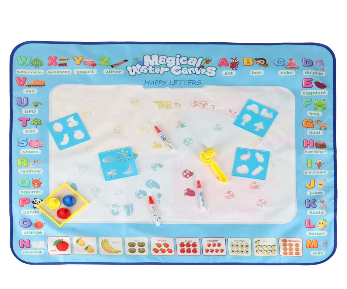 Laps kasutab rullikut ja templeid veemati peal.