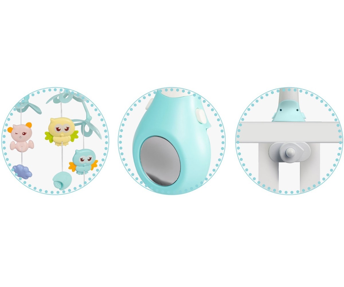 Karusselli neli rippuvat mänguasja lähivaates.