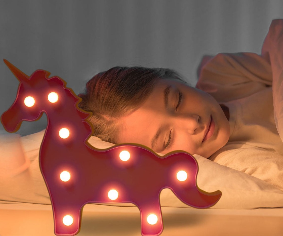 Öölamp Ükssarvik Nukido 740922 annab sooja valgust magavale lapsele.