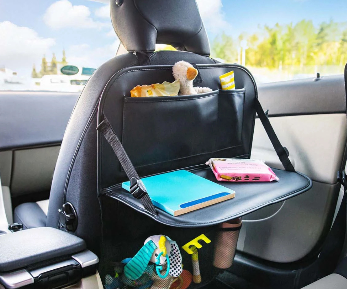 Korraldaja detailvaade: joogitasku, taskud tarvikutele ja kunstnahast viimistlus.