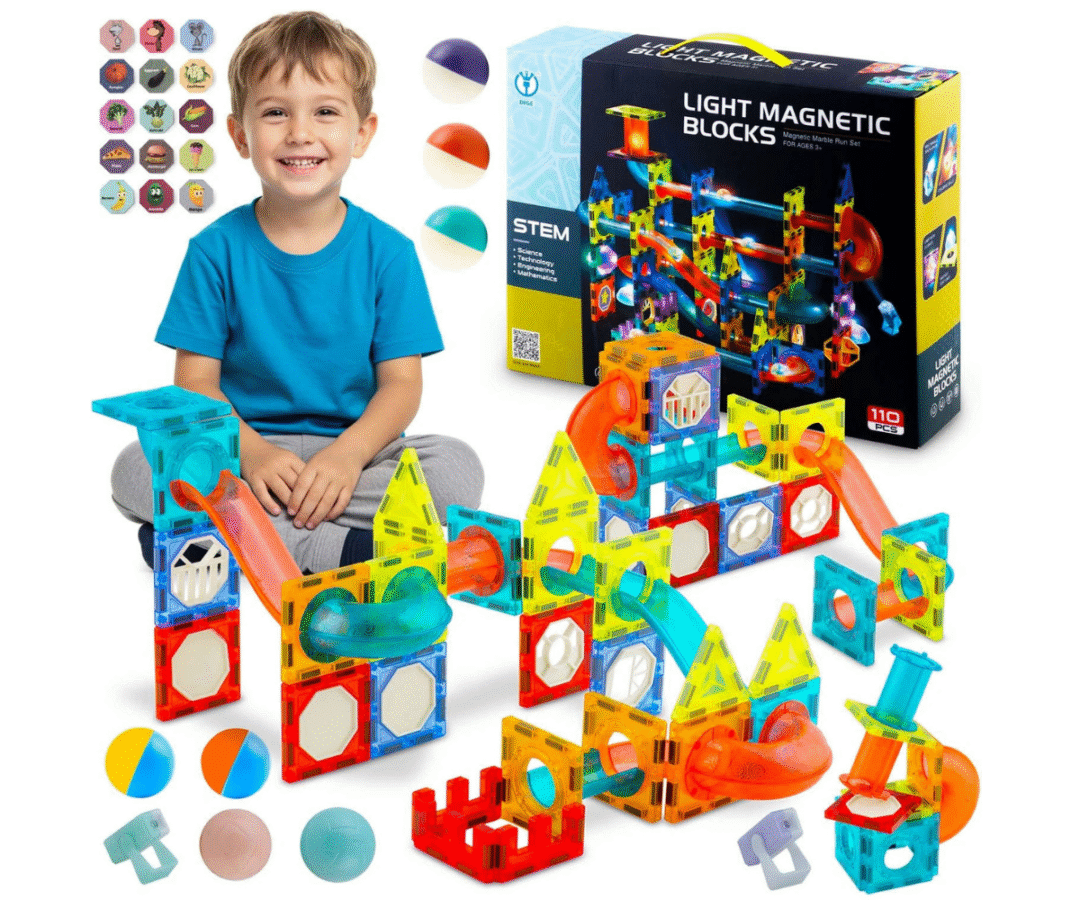 Helendavate LED-magnetklotsidega ehitatud värviline pallirada.