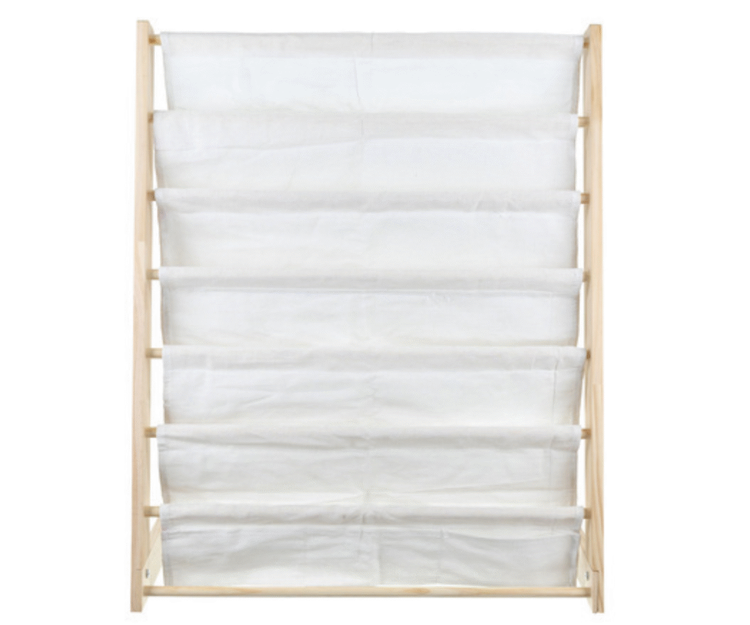 Kangast taskutega raamaturiiul lapse raamatute ja pliiatsite hoiustamiseks.