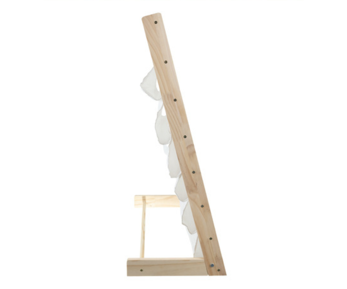 Riiuli külgvaade, mis näitab puidust raami ja ümarate servadega ohutut disaini.