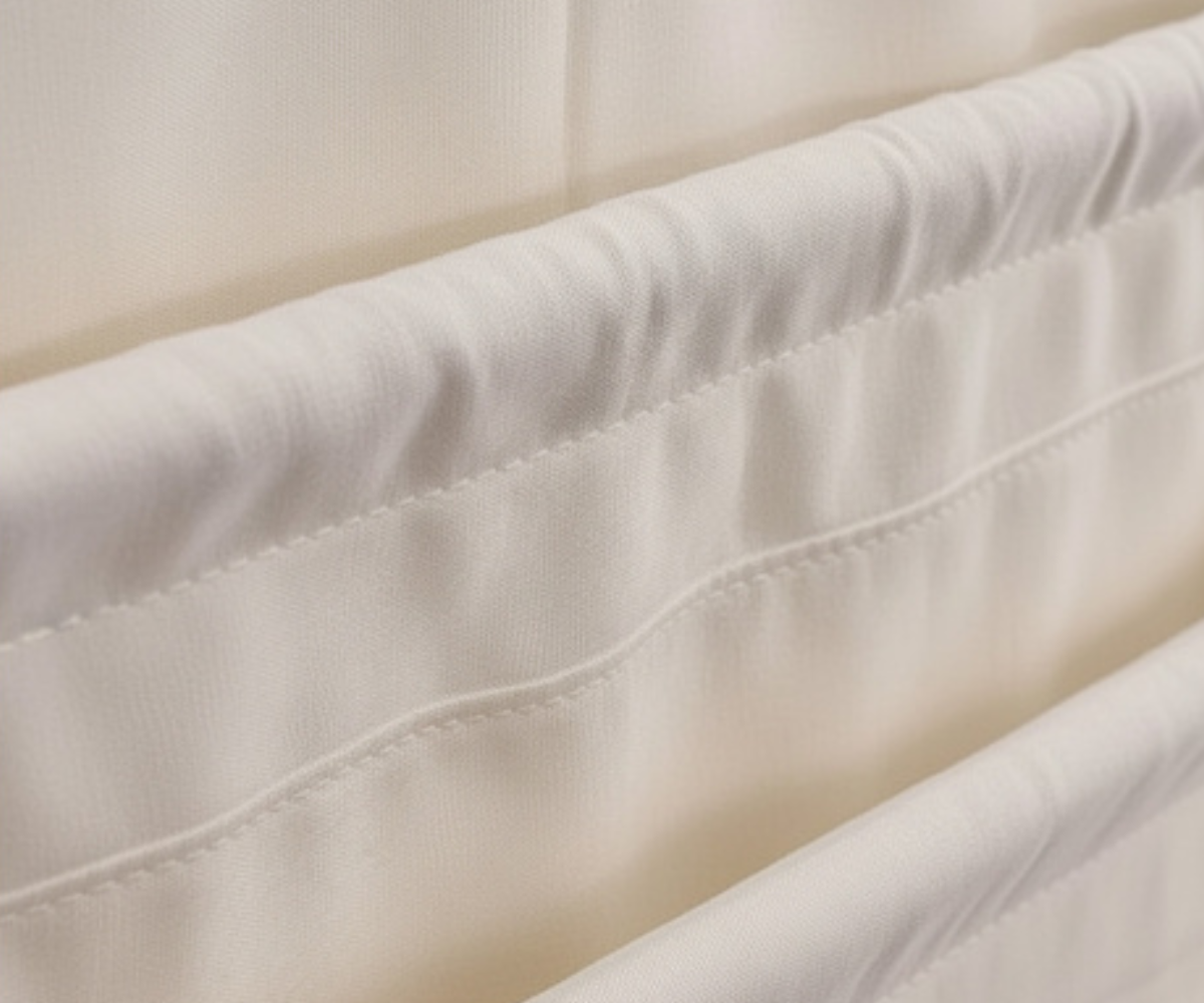 Kruzzel raamaturiiul täidetud raamatute ja värviraamatutega lastetoas.