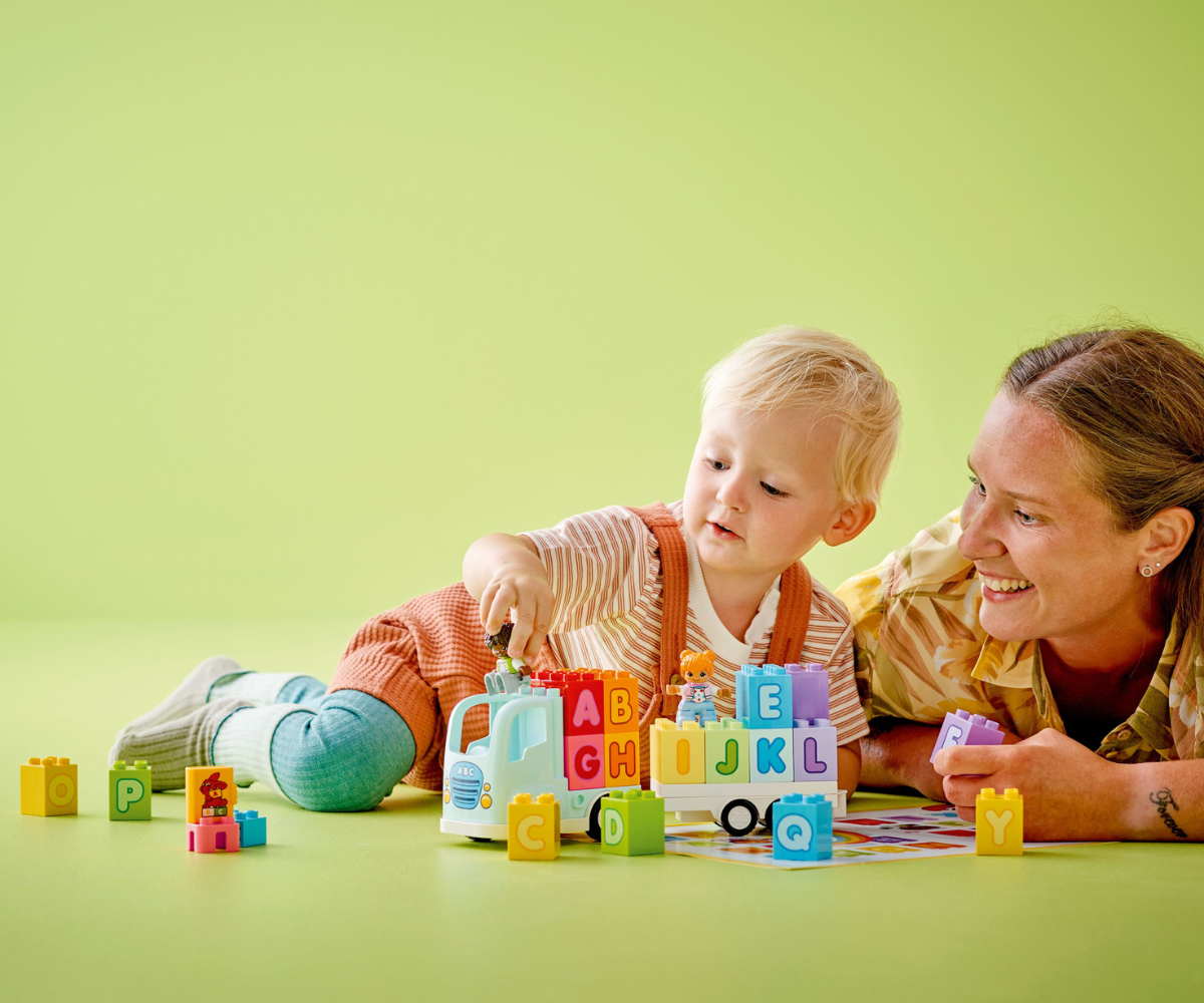 26 värvilise täheklotsi lähivaade, tähestik reas.