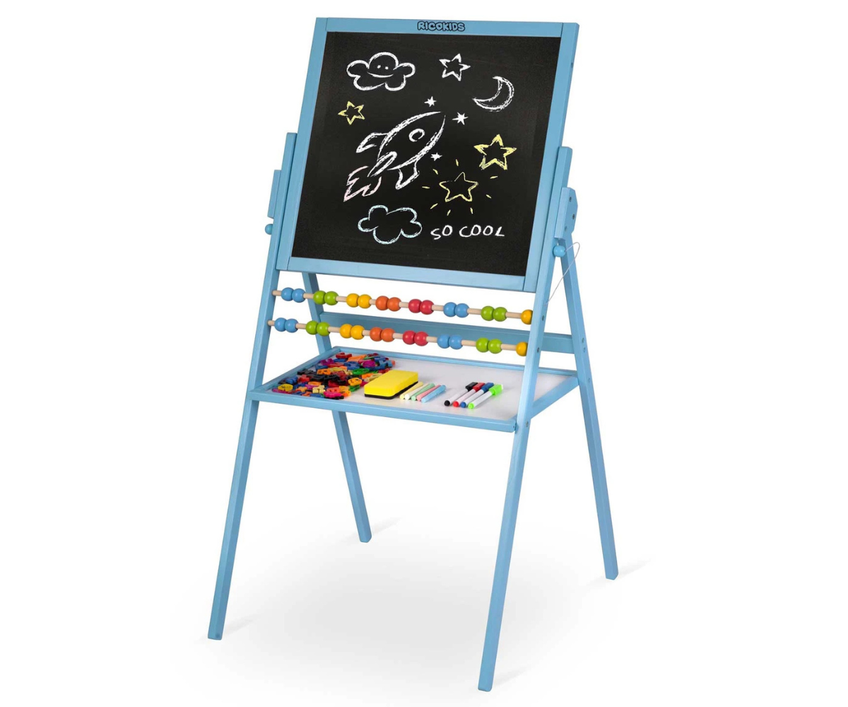 Laps joonistab Ricokidsi kriiditahvli kriidipinnale.