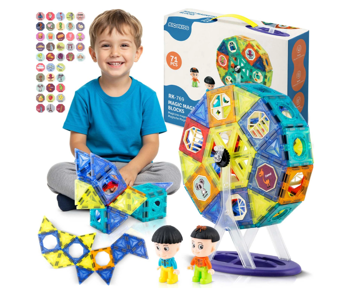 Magnetklotsidest ehitatud konstruktsioon pastelsetes toonides figuuridega.