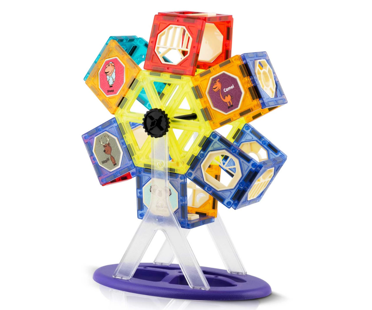 Komplekti erinevad magnetklotsid ja kujundid laotuna lauale ehitamiseks.