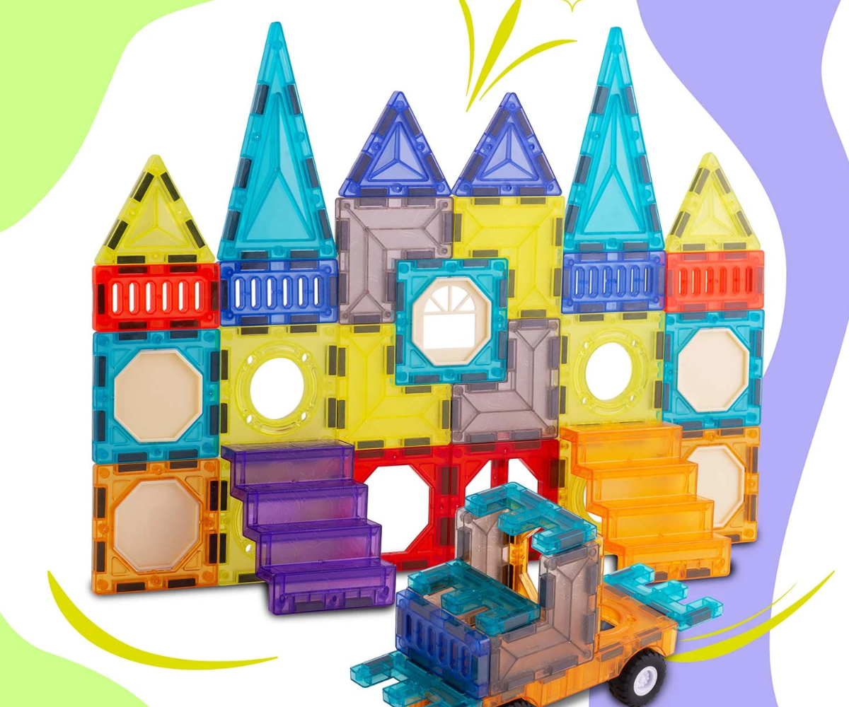 Laps mängib värviliste magnetklotsidega ja ehitab konstruktsiooni.