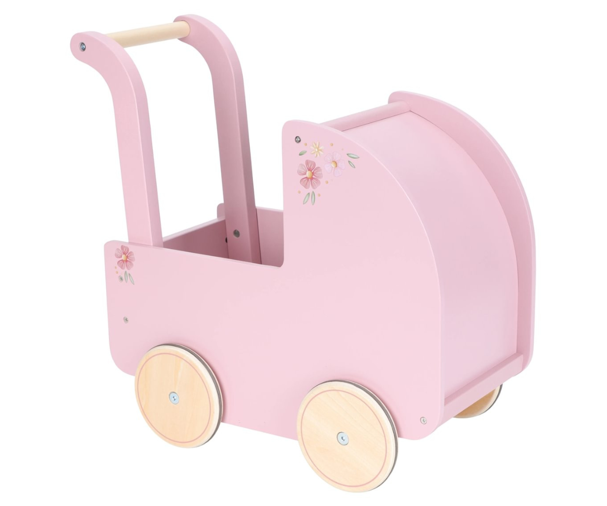 Laps lükkamas Little Dutch puidust mänguvankrit toas.