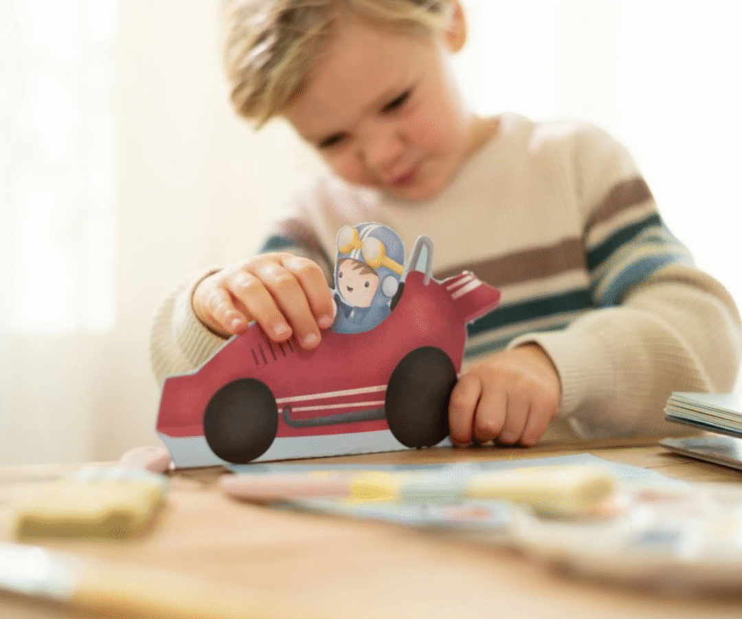 Meisterdamisraamatu kaanepilt rõõmsavärviliste autodega.