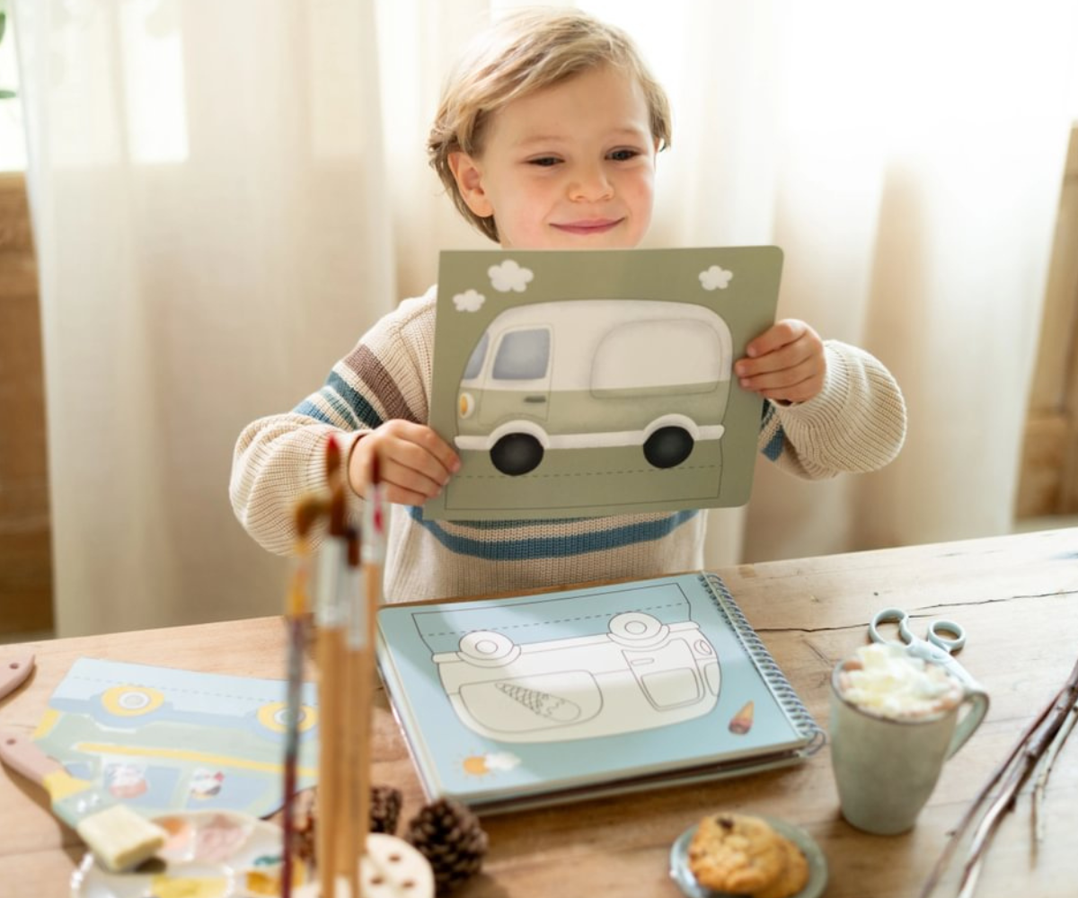 20 eeltrükitud tegevuslehte laiali asetatuna.