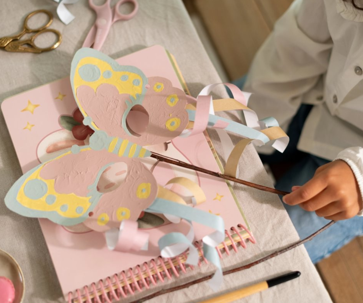 20 eeltrükitud loovuslehte laiali asetatuna.