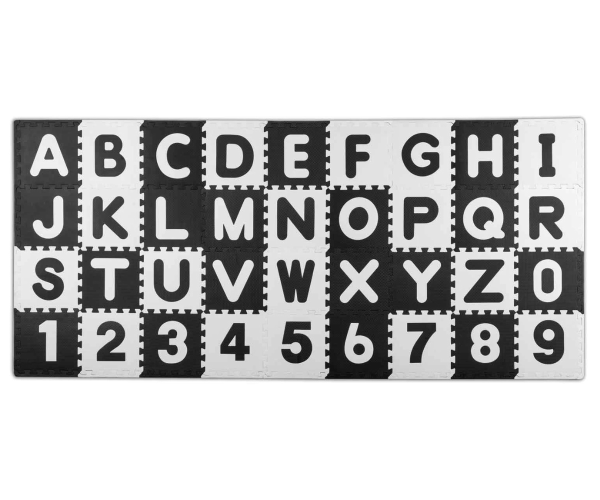 Puslemati üksikud 30×30 cm EVA-vahust tükid koos suurte mustade numbritega.