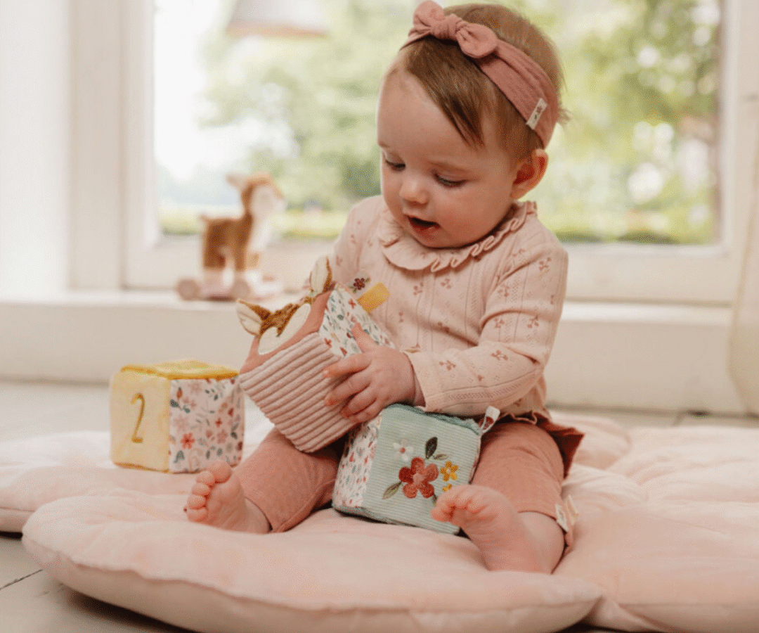 Haldjate ja loodusmotiividega kaunistatud pehmete klotside lähivaade.