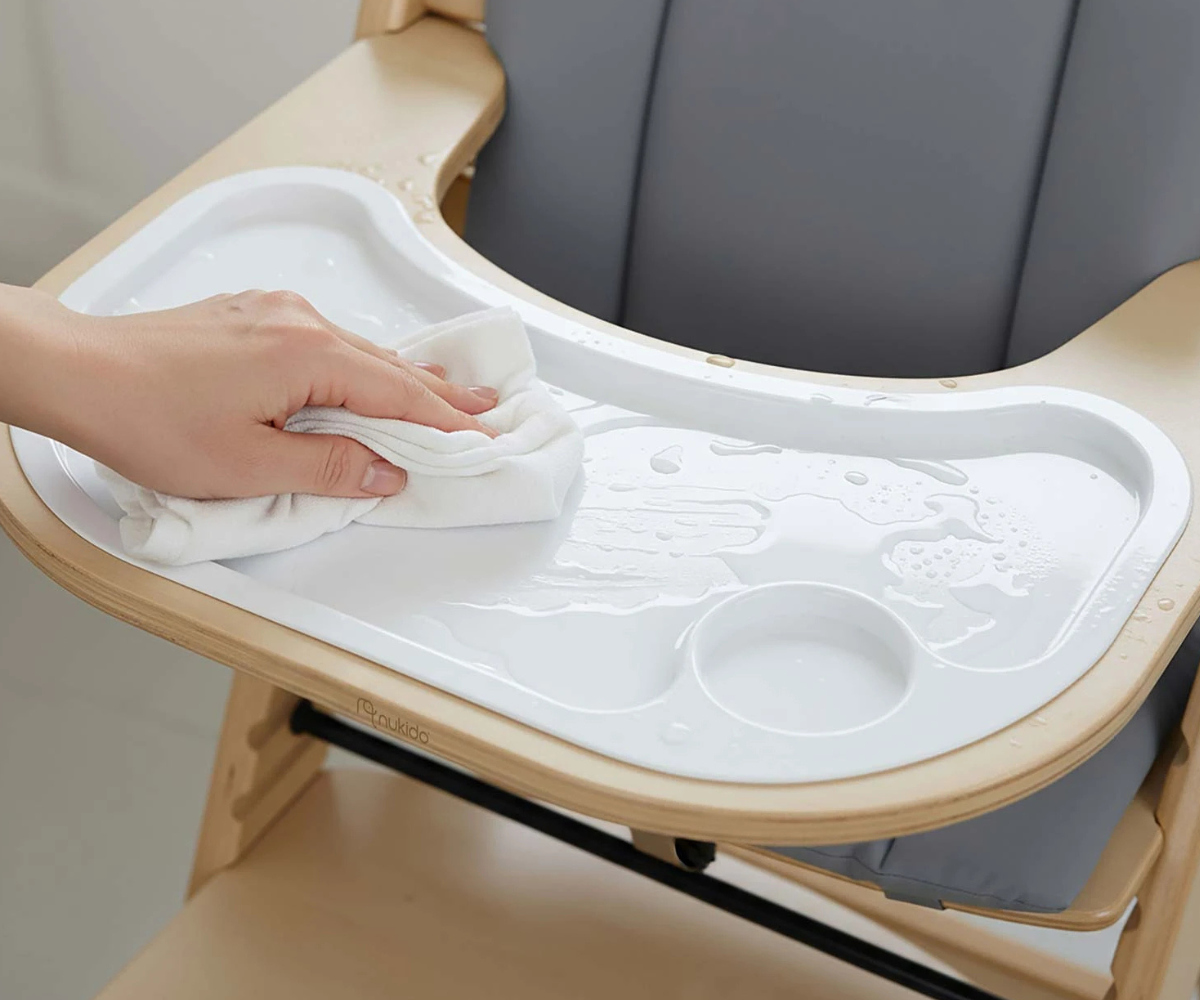 Söögitool beebimõõdus seadistuses koos kandiku ja turvavöödega.