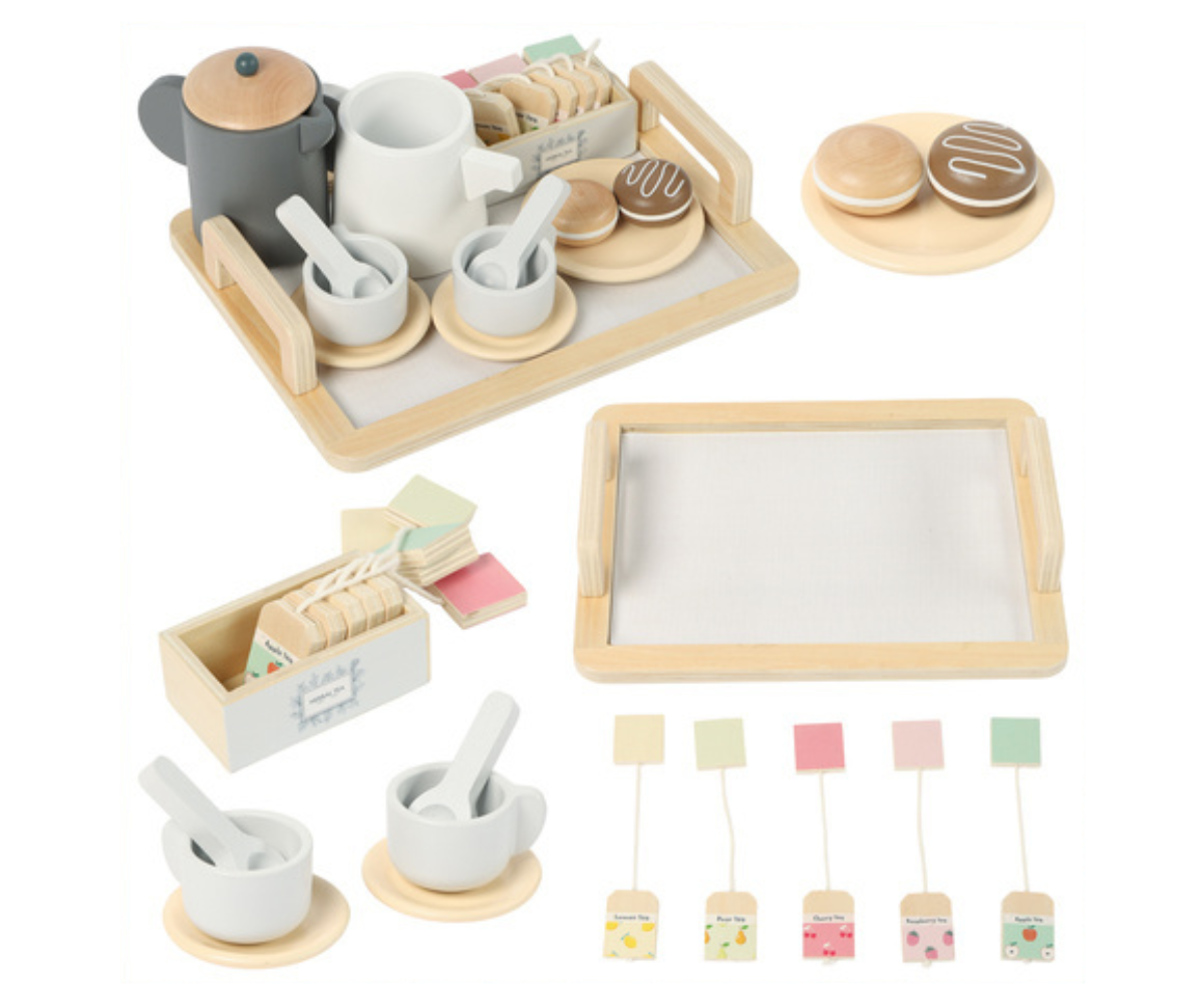 Pastelsetes toonides puidust teekann ja piimakann Kruzzel teeserviisi komplektist.