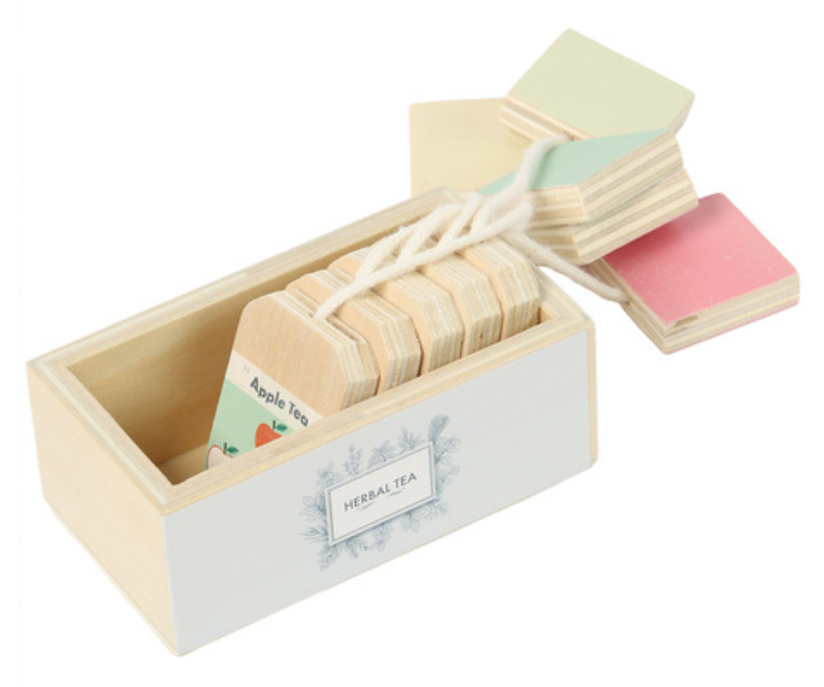 Kaks puidust tassi alustaldrikutel koos teelusikatega.