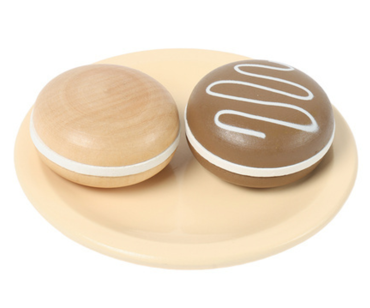 Makroonide taldrik ja teeserviisi väikesed teepakikesed.