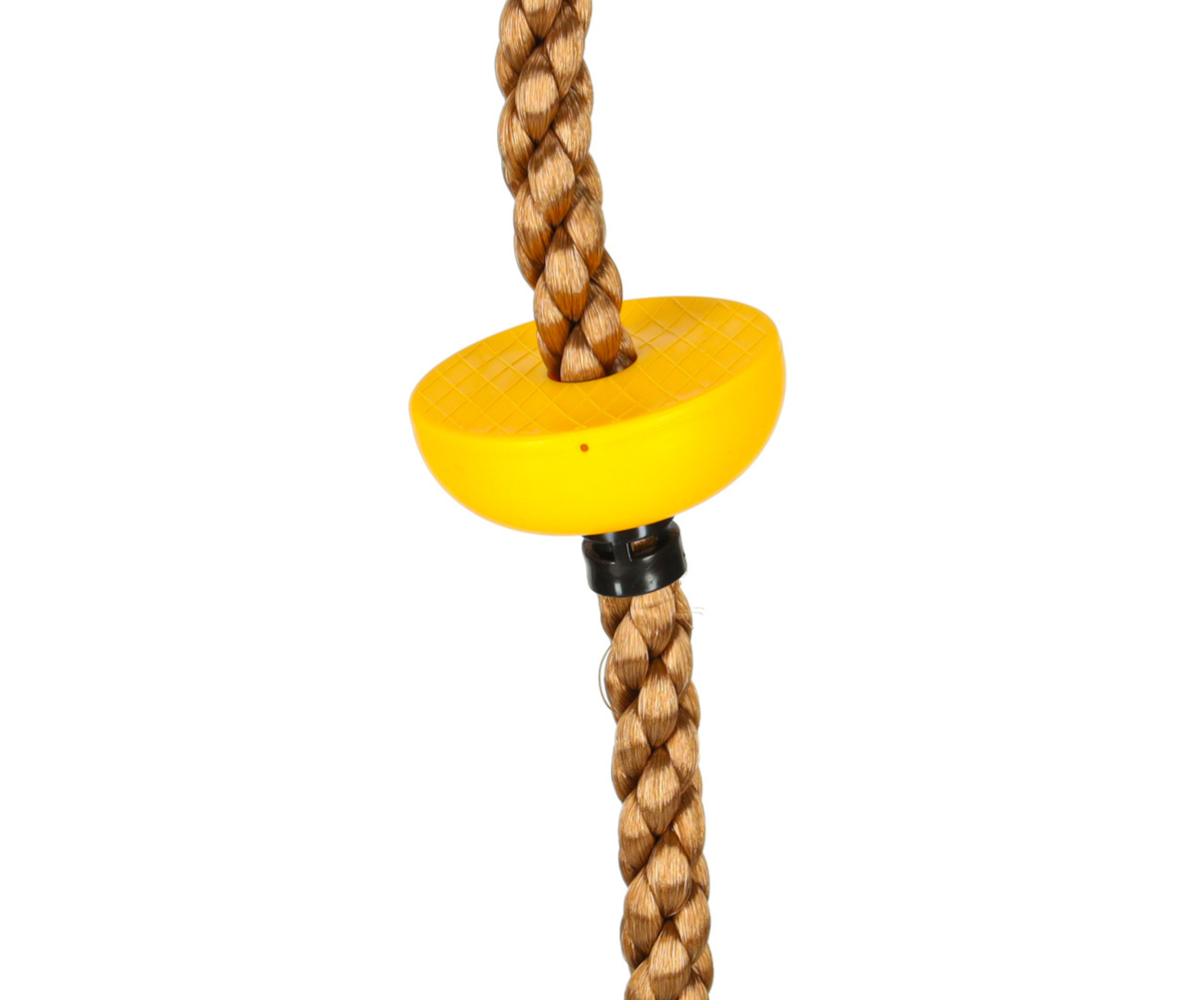 Laps ronimas värviliste platvormisõlmedega köiel õues.