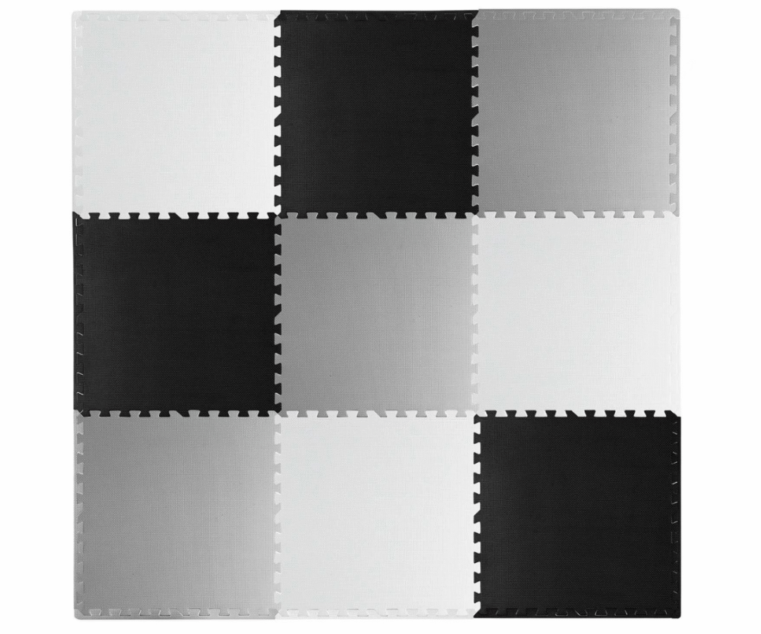 Ricokidsi must ja hall suur vahtpuslematt mõõtudega 180×180 cm põrandal kokkupanduna.