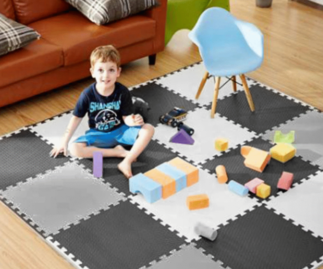 Vahtmati üks suur 60×60 cm pusletükk halli ja musta ruudumustriga.