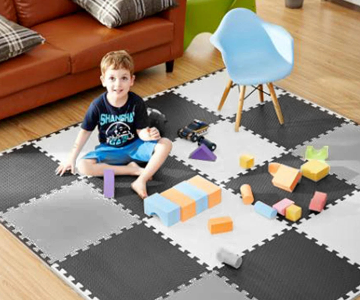 Vahtmati üks suur 60×60 cm pusletükk halli ja musta ruudumustriga.