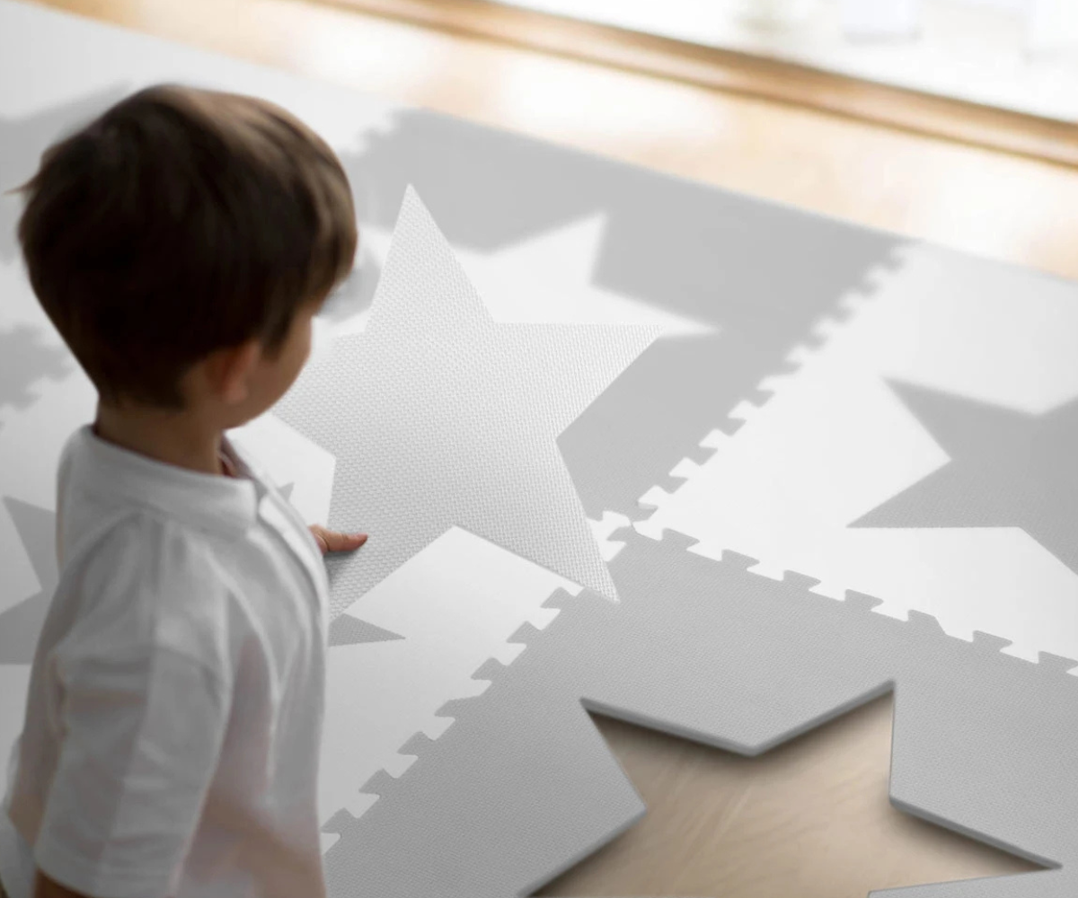 Beebi mängib suurel hallil vahtpuzzle matil Ricokids