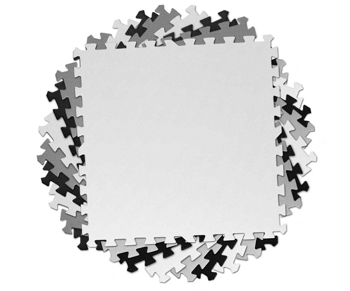 Laps mängimas musta ja halli tooniga Ricokidsi puslematil.